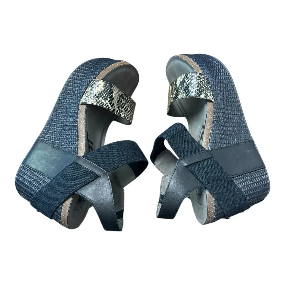 OTBT Bushnell sz‎ 10 Wedge Snake Embossed Leather Heels Sandals EUC
